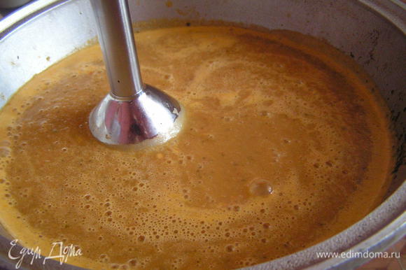 готовый суп измельчить в пюре погружным блендером со сливками