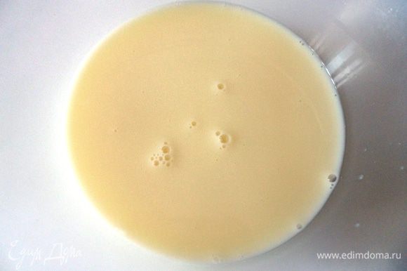 Для теста: налейте в чашку теплое молоко, добавьте соль и сахар, хорошо перемешайте. Вбейте яйцо, положите сливочное и растительное масло и снова перемешайте.