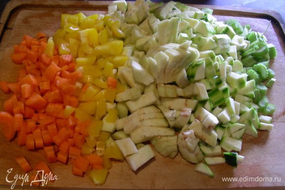 Все овощи нарезаем тонкой соломкой или небольшим кубиком.