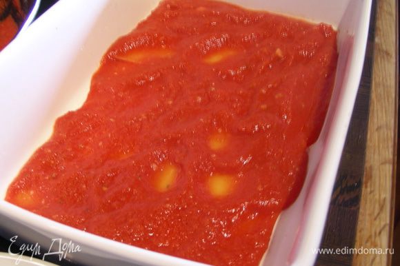 Покрываем как следует томатным соусом.