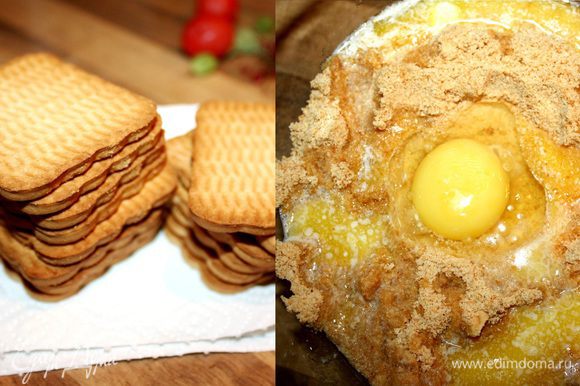 Печенье измельчить с помощью блендера(скалки,мясорубки).Добавить в крошку масло,яйца и замесить тесто.По бортам и дну формы 26см распределить равномерно тесто.Убрать форму в морозильник на 15-20 минут(на время приготовления начинки).