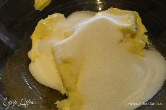 Размягченное сливочное масло взбиваем с сахарной пудрой до белой массы.