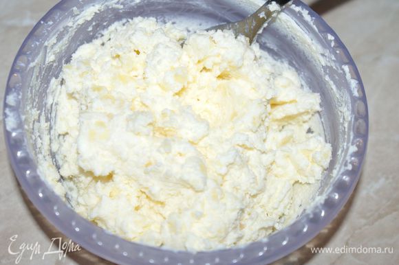 Одну картофелину растолочь со сливочным сыром.