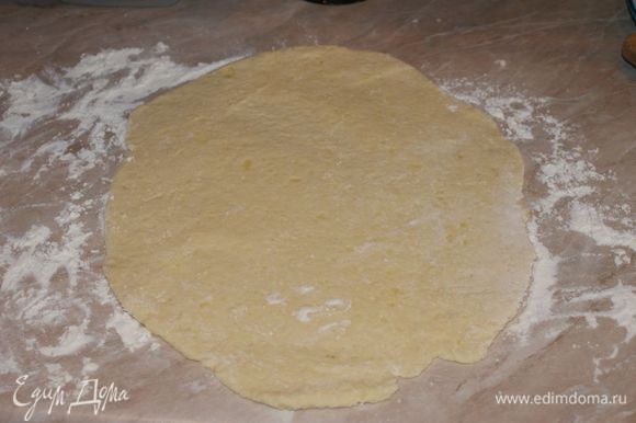 Вымесить тесто. на присыпанной мукой поверхности раскатать тесто в пласт.