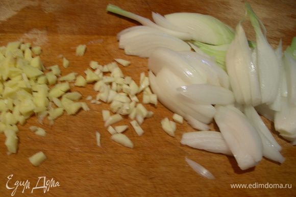 Отвариваем рис согласно инструкции на упаковке. Мелко режем лук, чеснок и корень имбиря.