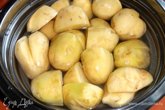 Картофель разрезать на четвертинки или половинки,посолить и поставить вариться.