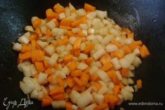 Лук и морковь нарезать мелкими кубиками и пассеровать в жире, оставшемся от жарки мяса до мягкости.