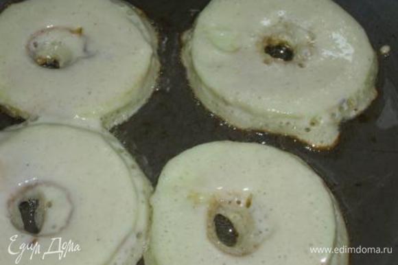 Разогреть на сковороде масло. Яблочные колечки обмакнуть в тесто и подрумянить с двух сторон.