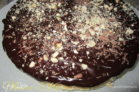 Торт залить глазурью (шоколад растопить и добавить масло). Посыпать орехами.