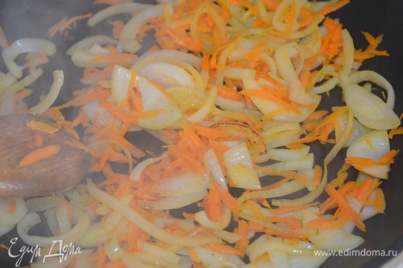 На оливковом масле обжариваем лук с морковью, до мягкости.