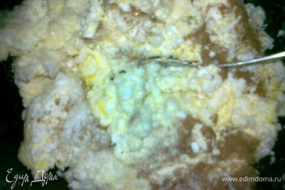 делаем начинку-делим творог на двое и ложим по тарелочкам,в один творог добавляем 1 ст.л.сахара и 1 ч.л.корицы,1 яйцо и тщательно перемешиваем