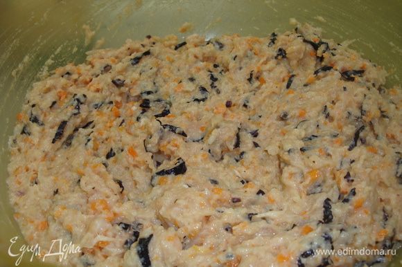 Лук и морковь пропустить через мясорубку, базилик мелко измельчить, хлеб замочить в молоке, после отжимаем и всё соединяем с фаршем. Добавляем яйцо, майонез, соль, перец. Тщательно вымешиваем и отбиваем для элостичности.
