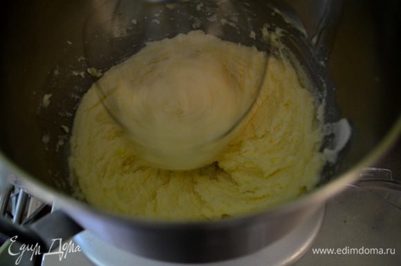 Взбить слив. масло и 2 стак.сах.песка миксером на сред.скорости до кремаобразного состояния.Добавить яйца по одному за раз.И ванилин.Перемешивать все хорошо.