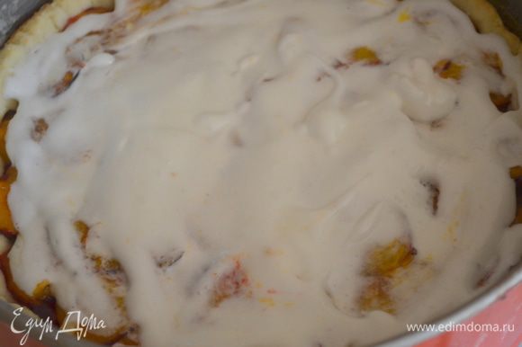 Белок взбить с щепоткой соли и с 2 ст ложками сахара в пышную и блестящую массу. Вынуть пирог из духовки, распределить по нему белок и отправить еще на 10 минут при той же температуре.