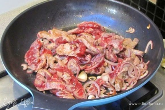 Мясо и лук нарезать соломкой.