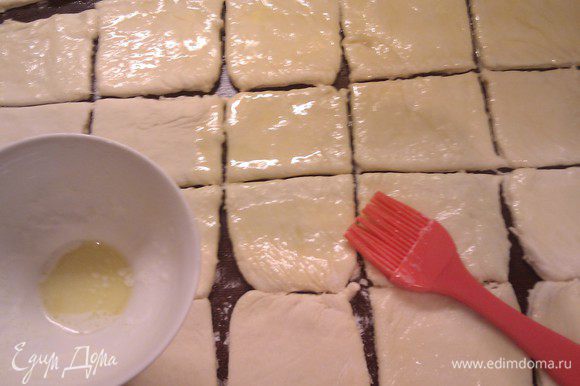 Смазать квадратики растопленным сливочным маслом