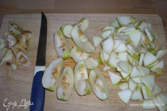 Включить духовку на 200 градусов на обычный режим (без вентилятора, верх и низ). Из яблок вынимаем серединку с семечками, разрезаем на 8 долек, дольки нарезаем пластиками (~ по 3мм).