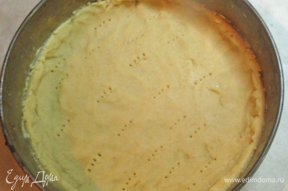 Смазать жиром форму и выложить в нее тесто, сделав небольшие бортики. Наколоть в нескольких местах вилкой и выпекать 12-15 минут при 180 градусах.