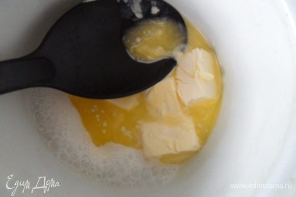 Масло с молоком растопить и отставить в сторонку.