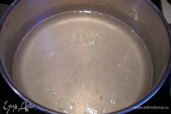 Воду и сахар соединить в кастрюле и поставить на огонь. Довести до кипения и варить около 2 мин., пока сахар полностью не растворится. Снять с огня и охладить (для ускорения процесса можно поставить в холодильник).
