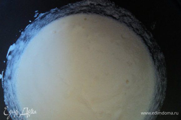 Приготовить заварной крем: в стакане холодного молока размешать муку и крахмал. В остальное молоко добавить сахар и довести до кипения. Влить в кипящее молоко тонкой струйкой смесь молока с мукой и крахмалом. Постоянно мешая, довести до загустения. Добавить ванильный сахар и охладить. Масло взбить миксером, добавляя постепенно заварной крем.