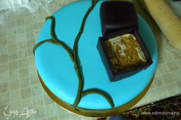 Обтянуть сам торт мастикой. Сделать веточки под сакуру и уложить коробочку под кольцо.