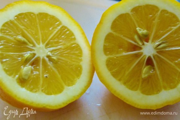 Лимон режем пополам, одну из половинок делим еще на четыре части (подадим к мидиями), другую не трогаем (выжмем в пасту).