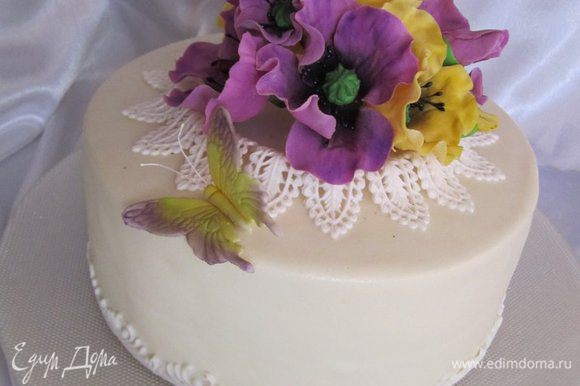 Украсить по желанию. В моем варианте торт покрыт мастикой на белом шоколаде и украшен сахарными цветами.