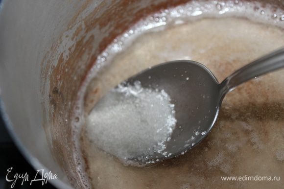 Желатин подогреть, добавить сахар, помешивать на огне до растворения сахара, но не кипятить. Поставить охладить немного.