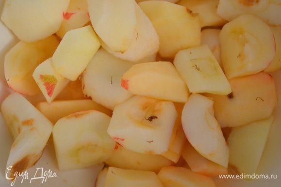 Для начинки: яблоки помыть, почистить, разрезать на четвертинки и вырезать сердцевину. 6 или 7 кусочков (самых ровных) оставить для украшения.