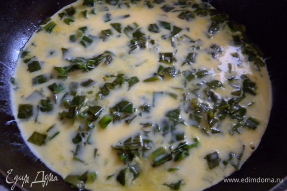 Взбить немного яйца с молоком и вылить на шпинат. Накрыть крышкой и выдерживать до готовности.