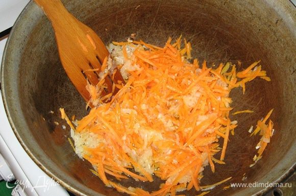 Для начинки лук нарежьте кубиками, морковь натрите на терке и пережарьте их на растительном масле.