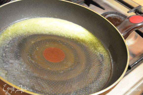 На сковороде растопить кусочек сливочного масла.