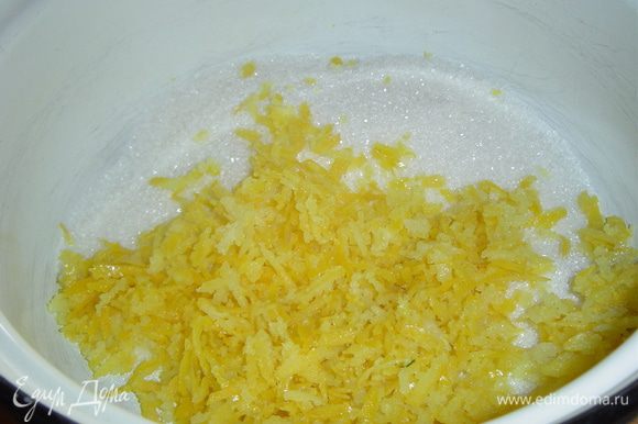 Я дала ингредиенты в расчете на один лимон, но Вы можете готовить крем из любого кол-ва лимонов пропорционально увеличивая кол-во ингредиентов. С лимонов стираем цедру с помощью мелкой терки.