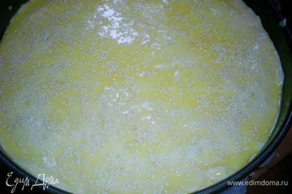 Оставшуюся часть теста раскатываем на бумаге или силиконовом коврике, переносим на пирог и аккуратно отделяем бумагу (коврик) от теста. Яйцо взбиваем с маслом, смазываем верх пирога и посыпаем кунжутом.