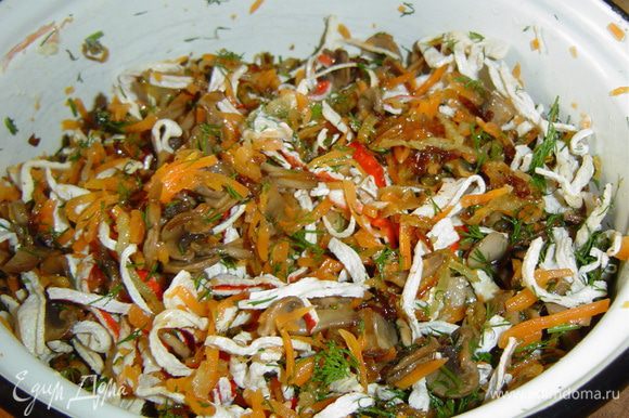 Рецепт: Салат с жареными крабовыми палочками и грибами - с кукурузой