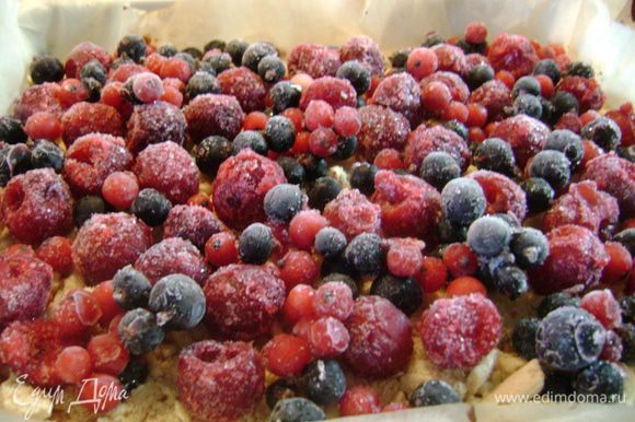 А затем разложить ягоды (лучше с кислинкой, типа вишни и смородины).