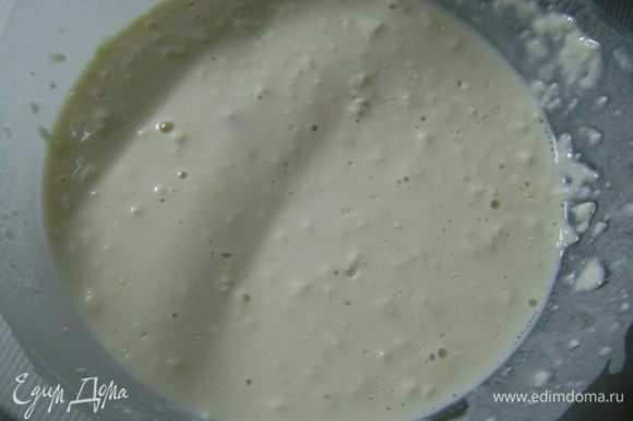 Дрожжи растворить в теплом молоке, добавить сахар, соль и 50 г пшеничной муки.
