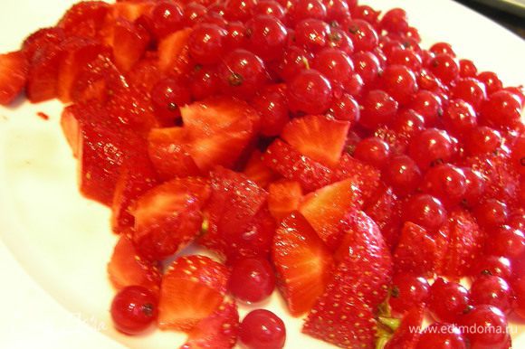 В сухую смесь добавляем наши ягодки, аккуратно перемешиваем.