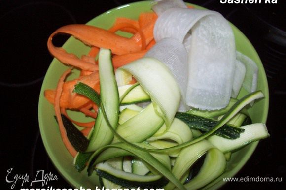 Пока варится лапша овощечисткой нарезать овоши на длинные и тонкие слайсы.
