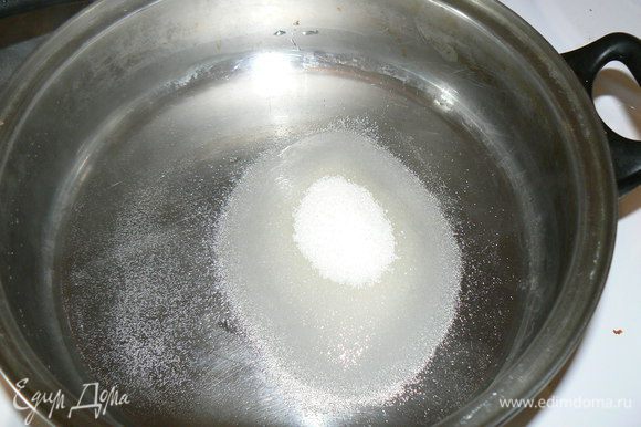 В емкость налить немного воды и, постепенно помешивая, добавлять сахар.