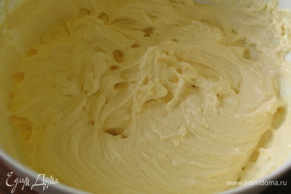 Для крема надо взбить миксером размягченное сливочное масло и сгущенное молоко. Все очень просто, быстро и вкусно.