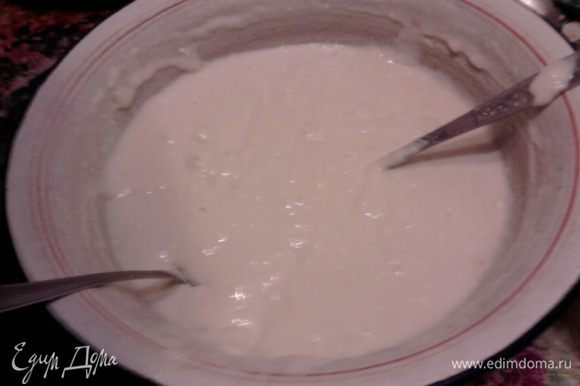 Постепенно вводим молоко и муку, солим тесто. Яичные белки взбиваем и осторожно вводим в тесто. Смешиваем до однородной массы.Тесто должно быть довольно крутым.