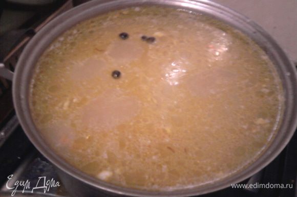 Когда содержимое сковородки обжариться, добавить с лавровым листом и перцем его к картошке. Куриную грудку разделать и тоже опустить в суп. Добавить специи по вкусу.