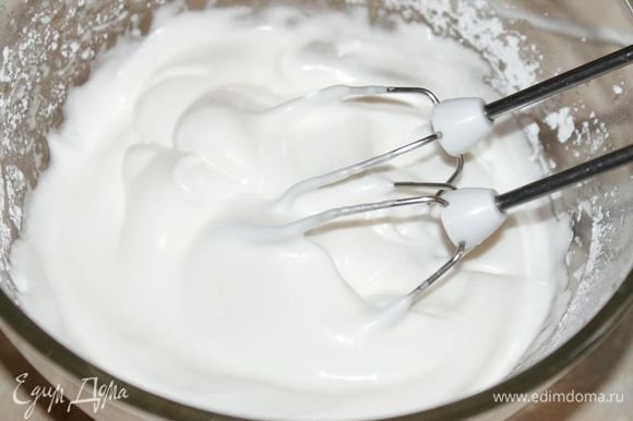 Не задолго до окончания выпекания пирога, взбить 2 белка в крутую пену. Добавить сахарную пудру.