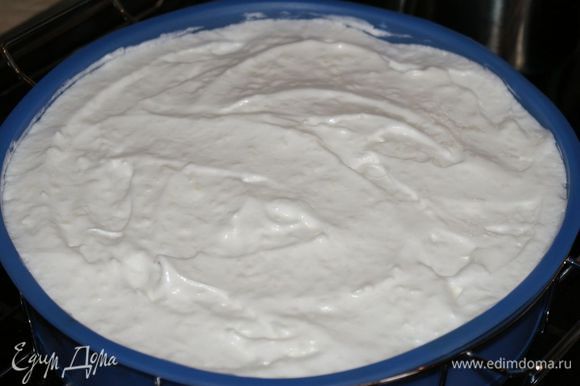 Вынуть готовый пирог и духовку не выключать. Распределить белковую “глазурь” на горячем пироге.