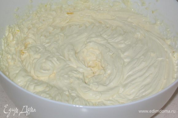 Взбить миксером сыр с сахарной пудрой, добавить цедру лимона и перемешать. По необходимости добавить сливки