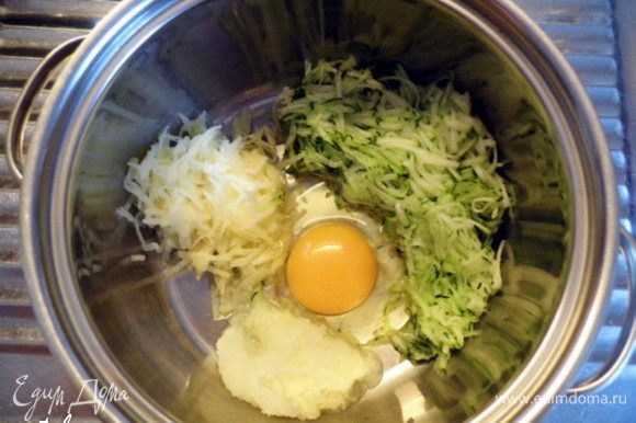 Картофель и лук почистить. Овощи помыть и натереть на мелкой тёрке. Добавить яйцо.