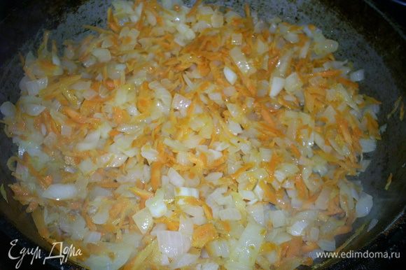Лук мелко режем, обжариваем на растительном масле до прозрачности и добавляем натертую на крупной терке морковь.