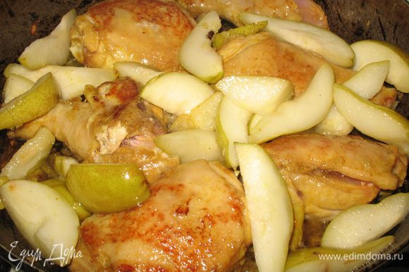 Соединяем соус с грушами с курицей и тушим под крышкой на медленном огне минут 25, периодически помешивая.